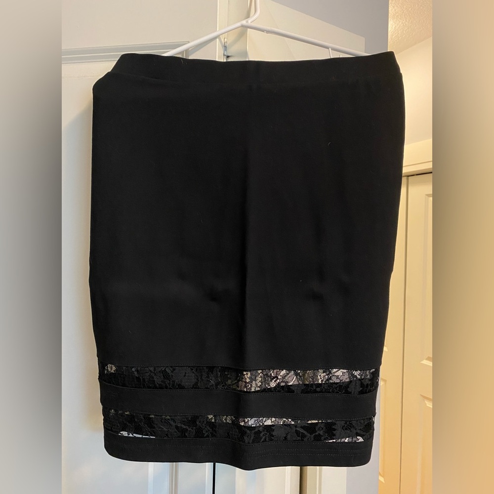 Size L black pencil skit with cute lace details
